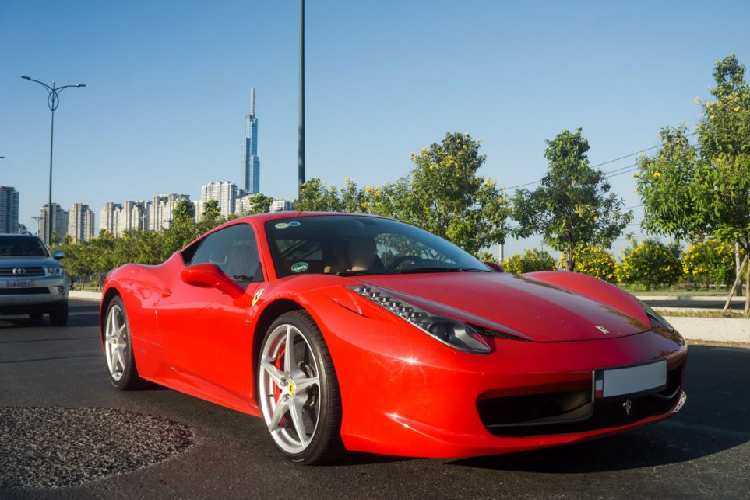 Bên cạnh đó, những chiếc Ferrari 458 Italia tại Việt Nam phần lớn đều được chủ nhân độ lại với nhiều đồ chơi đắt giá như bộ đôi 458 Italia độ Liberty Walk hiện đang định cư tại Hà Nội hay chiếc 458 độ Misha Designs của một doanh nhân tại Hải Phòng.