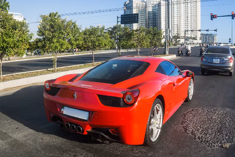 Được thiết kế bởi studio lừng danh Pininfarina, Ferrari 458 Italia là sự pha trộn giữa những đường nét mềm mại ở khâu thiết kế cùng đặc tính thể thao trên các mẫu xe Ferrari, có lẽ vì điều này mà chưa bao giờ thiết kế trên 458 Italia được cho là lỗi thời, ngay cả khi “siêu ngựa” Ý đến nay đã hơn 10 năm tuổi.