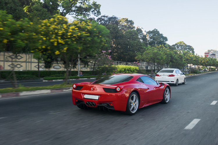 Ngoài lớp sơn đỏ Rosso Corsa, những chiếc Ferrari 458 Italia tại Việt Nam còn sở hữu những màu sắc khác như màu vàng Giallo Modena, trắng Bianco Avus và đen Nero Daytona. Chỉ có duy nhất một chiếc 458 Italia mang màu trắng Bianco Avus được đưa về nước và hiện đang thuộc sở hữu của một doanh nhân có tiếng trong lĩnh vực cafe, người cũng đồng thời đang sở hữu bộ sưu tập Ferrari lớn nhất Việt Nam.