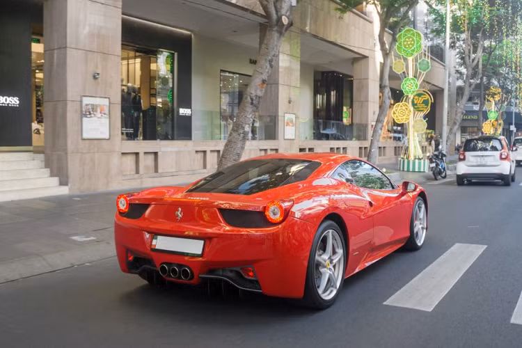 Mặc dù vậy, vẫn có những chủ nhân yêu thích vẻ đẹp nguyên bản trên Ferrari 458 Italia vốn được đánh giá rất cao nhờ sở hữu những đường nét thiết kế đầy quyến rũ. Chủ nhân của chiếc 458 trong bài là một ví dụ, đây là một trong những chiếc 458 Italia hiếm hoi vẫn được giữ nguyên bản tại Việt Nam, xe sở hữu màu đỏ Rosso Corsa đặc trưng của Ferrari ở ngoại thất kết hợp cùng khoang nội thất bọc da bò cao cấp.
