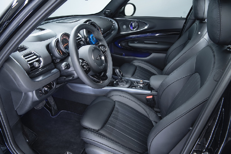 MINI Cooper S Clubman 2020 có các lựa chọn màu sắc như: Trắng Pepper, Đỏ Chilli, Xám Emerald và Đen Midnight. Nội thất gồm 3 tuỳ chọn: Da MINI Yours Đen carbon, da Chester kem Satellite và da Chester nâu Malt.