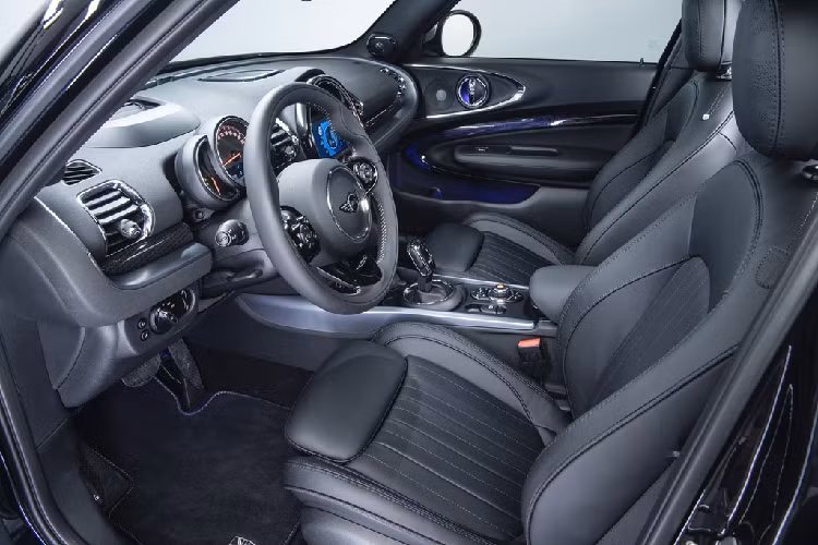 MINI Cooper S Clubman 2020 có các lựa chọn màu sắc như: Trắng Pepper, Đỏ Chilli, Xám Emerald và Đen Midnight. Nội thất gồm 3 tuỳ chọn: Da MINI Yours Đen carbon, da Chester kem Satellite và da Chester nâu Malt.