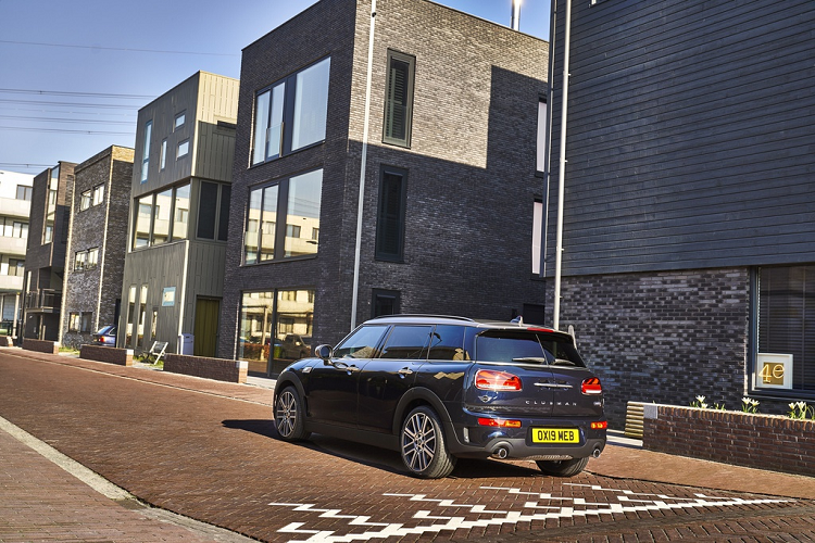 Đặc biệt, MINI Cooper S Clubman 2020 giữ thiết kế cửa sau dạng kép mở sang hai bên tiện lợi. Cửa sau tích hợp tính năng mở thông minh bằng thao tác chân, giúp chủ xe dễ dàng tiếp cận khoang hành lý rộng rãi. Mẫu xe sở hữu khoang chứa đồ thể tích 360 lít, có thể mở rộng lên 1.250 lít nhờ khả năng sắp xếp linh hoạt của hàng ghế sau.