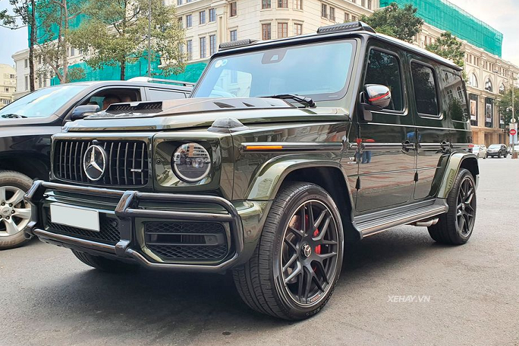 Về trang bị động cơ, Mercedes-AMG G63 sử dụng động cơ V8 4.0L tăng áp kép, cho công suất 577 mã lực và mô-men xoắn 850Nm, kết hợp với hộp số tự động 9 cấp. G63 AMG có thể tăng tốc từ 0-100km/h trong 4,5 giây trước khi đạt tốc độ tối đa 220km/h.