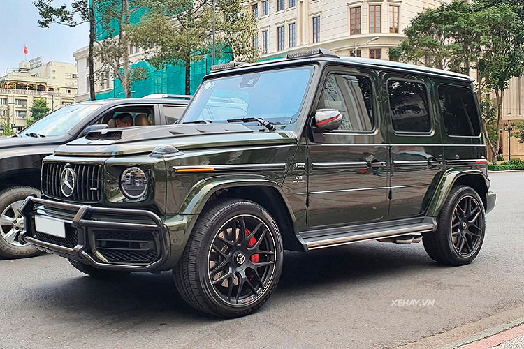 Đối với chiếc Mercedes-AMG G63 đời mới trong bài viết. Về nguồn gốc, chiếc xe này được một doanh nghiệp nhập khẩu tư nhân đưa về nước thông qua dạng nhập khẩu trực tiếp từ thị trường Mỹ. Điểm nhận biết chính là ở bộ cản dưới bằng kim loại sơn đen bóng, đây là một trang bị bắt buộc đối với các xe G-Class khi bán ra ở nước này. Bên cạnh đó, để gia tăng thêm tính nổi bật và sự cá nhân hoá cho chiếc xe, chủ nhân cũng trang bị hàng loạt các option đắt tiền khác.
