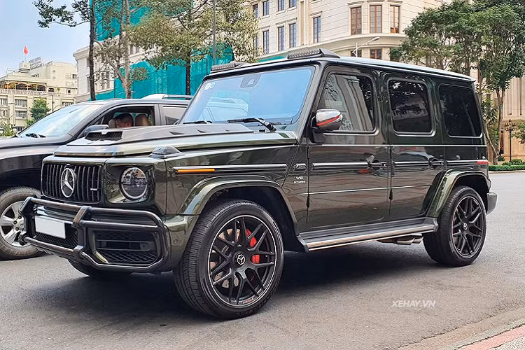 Đối với chiếc Mercedes-AMG G63 đời mới trong bài viết. Về nguồn gốc, chiếc xe này được một doanh nghiệp nhập khẩu tư nhân đưa về nước thông qua dạng nhập khẩu trực tiếp từ thị trường Mỹ. Điểm nhận biết chính là ở bộ cản dưới bằng kim loại sơn đen bóng, đây là một trang bị bắt buộc đối với các xe G-Class khi bán ra ở nước này. Bên cạnh đó, để gia tăng thêm tính nổi bật và sự cá nhân hoá cho chiếc xe, chủ nhân cũng trang bị hàng loạt các option đắt tiền khác.