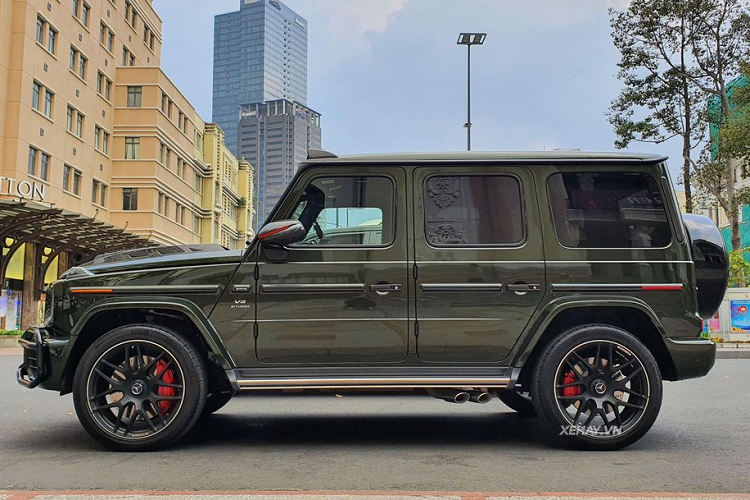 Các thay đổi của gói độ Brabus trên Mercedes-AMG G63 bao gồm phần nắp ca-pô, viền đèn xi-nhan, gương chiếu hậu, tay nắm cửa, đèn trợ sáng trên nóc xe đều được ốp sợi carbon, bộ khuếch tán sau được tinh chỉnh với nhiều khe chia gió hơn, nắp bánh xe bằng sợi carbon cùng logo Brabus nổi bật.