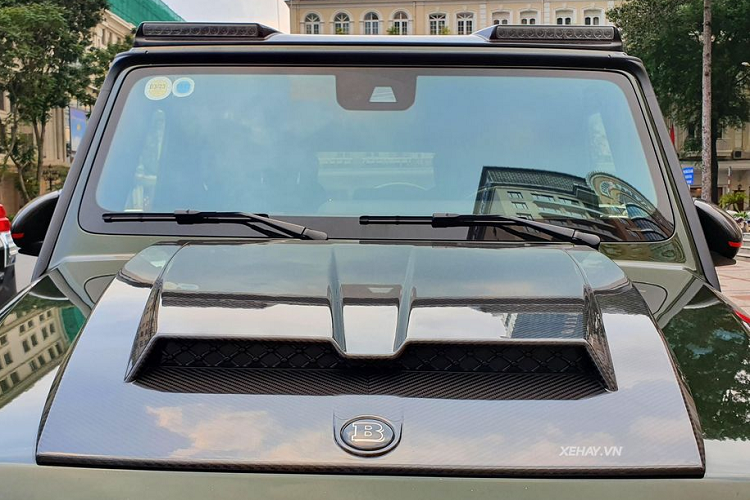 Nhờ những trang bị thêm bằng carbon này, chiếc Mercedes-AMG G63 này đã giảm tới 170 kg, độ cứng vững tăng 55% so với xe nguyên bản. Giá xe Mercedes-AMG G63 mới tại Việt Nam hiện được bán ra khoảng hơn 10 tỷ đồng.