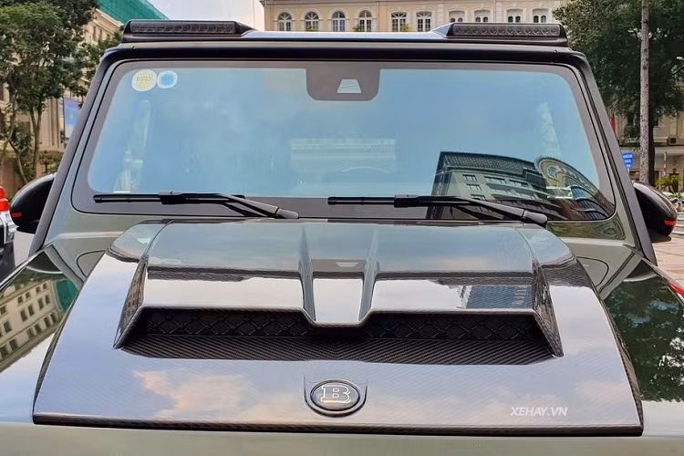 Nhờ những trang bị thêm bằng carbon này, chiếc Mercedes-AMG G63 này đã giảm tới 170 kg, độ cứng vững tăng 55% so với xe nguyên bản. Giá xe Mercedes-AMG G63 mới tại Việt Nam hiện được bán ra khoảng hơn 10 tỷ đồng.
