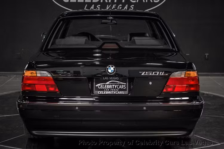 Theo mô tả từ công ty rao bán, chiếc xe đã được phục chế các chi tiết trở lại nguyên trạng từ trước thời điểm xảy ra vụ ám sát. Chiếc xe được sơn lại với lớp sơn màu đen bóng như mới cùng bộ mâm đa chấu cá tính nổi bật.