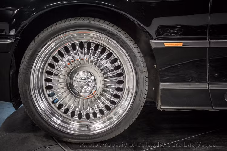 Người mua chiếc BMW 750Li hàng hiếm này sẽ phải đặt cọc một khoản tiền khoảng 20,000 Đô và kí một số giấy tờ cam kết bảo mật có liên quan về chiếc xe. Chiếc xe này sẽ được bán theo tình trạng đã được công ty công bố và sẽ không đi kèm bất cứ gói bảo hành nào.