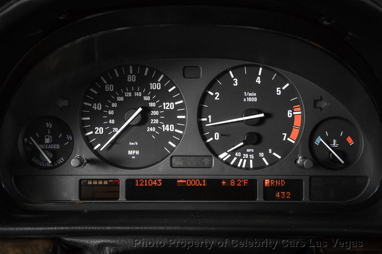 Để sở hữu chiếc xe đầy ý nghĩa này, người mua cần phải bỏ ra số tiền lên tới 1,75 Triệu Đô – mức giá xe BMW 750Li hàng hiếm này cao hơn rất nhiều lần so với một chiếc 750Li cùng đời được bán hiện nay.