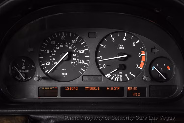 Để sở hữu chiếc xe đầy ý nghĩa này, người mua cần phải bỏ ra số tiền lên tới 1,75 Triệu Đô – mức giá xe BMW 750Li hàng hiếm này cao hơn rất nhiều lần so với một chiếc 750Li cùng đời được bán hiện nay.