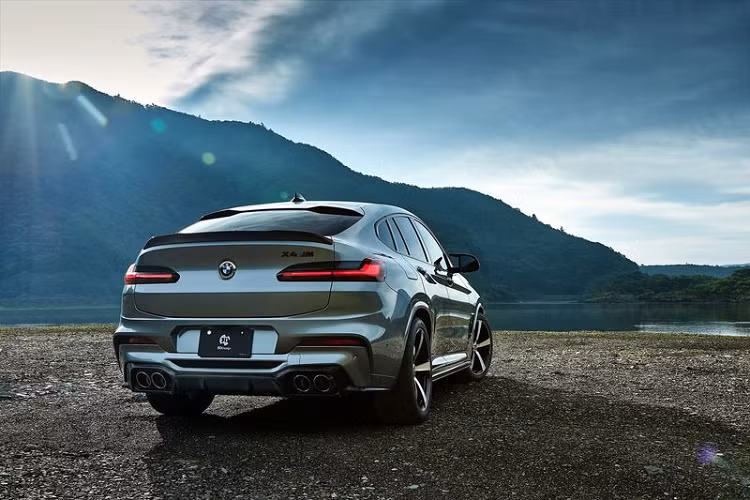 Về BMW X4 M, chiếc SUV có hai bản: tiêu chuẩn và Competition.