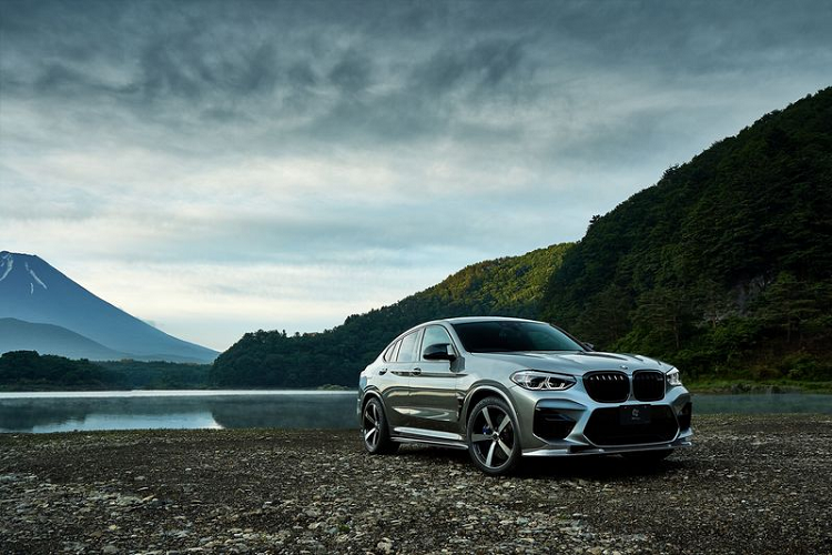Với BMW X4 M thế hệ mới, 3D Design đã khởi động mọi thứ với bộ chia gió trước bằng sợi carbon - dễ dàng gắn vào cản trước của xe. Tiếp theo, 3D Design cung cấp cho X4 M các khe hút gió sợi carbon ở phía sau vòm bánh trước, ốp lườn, cánh lướt gió gắn trên cốp và bộ khuếch tán bạo.