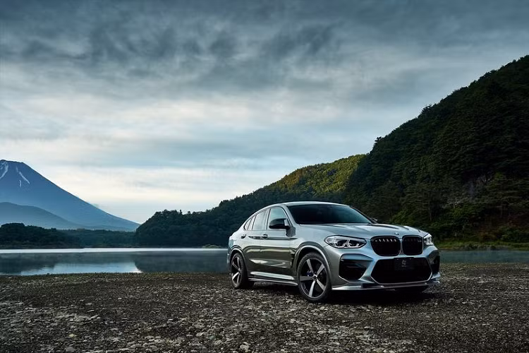 Với BMW X4 M thế hệ mới, 3D Design đã khởi động mọi thứ với bộ chia gió trước bằng sợi carbon - dễ dàng gắn vào cản trước của xe. Tiếp theo, 3D Design cung cấp cho X4 M các khe hút gió sợi carbon ở phía sau vòm bánh trước, ốp lườn, cánh lướt gió gắn trên cốp và bộ khuếch tán bạo.