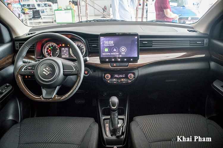 Nhìn trực diện, Suzuki Ertiga Sport mới sử dụng cụm đèn Halogen với bóng chiếu Projector. Lưới tản nhiệt của chiếc xe đa dụng này vẫn là dạng vân đứt đoạn mạ crom mang đến sự sang trọng. Bên dưới, hốc gió phía trước tích hợp đèn sương mù để giúp xe hầm hố hơn cùng phần cản va trước vuốt góc cạnh.