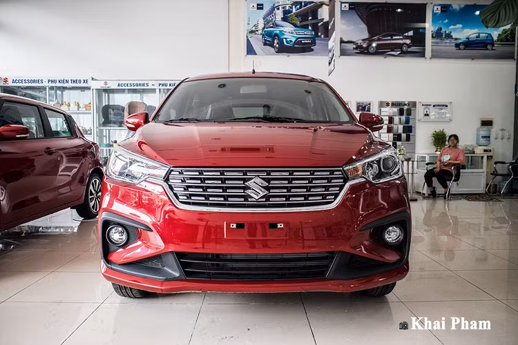 Theo đó, hệ thống cân bằng điện tử (ESP) và hệ thống khởi hành ngang dốc (HHC) đã xuất hiện theo đúng nguyện vọng của phần đông người tiêu dùng. Yếu điểm lớn nhất của chiếc MPV này cuối cùng đã được khắc phục và đây được coi là các trang bị an toàn đắt giá nhất để đấu Xpander tại Việt Nam. 