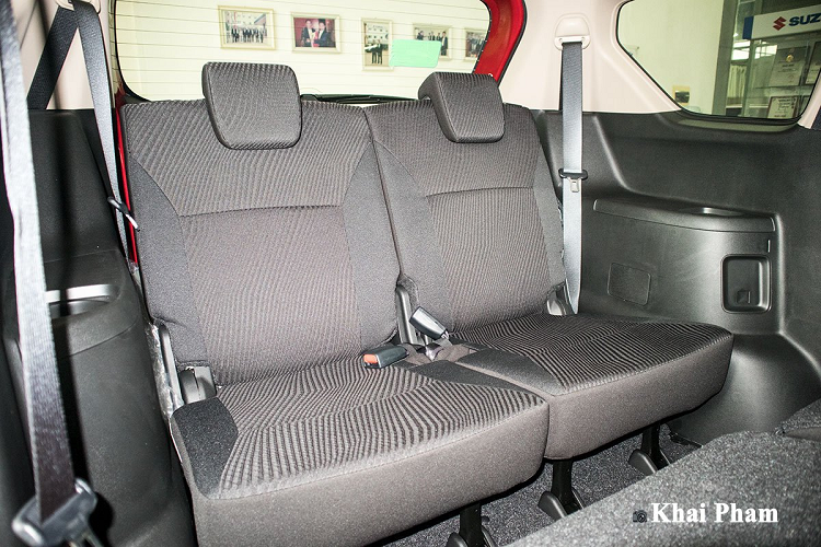 Suzuki Ertiga Sport 2020 duy trì thiết kế vô-lăng dạng D-Cut, cùng với XL7 đây cũng là những mẫu MPV duy nhất trong phân khúc có tay lái phong cách thể thao này. Phía sau, hệ thống đồng hồ dạng Analog kết hợp màn hình TFT ở vị trí trung tâm đã không còn xa lạ với người tiêu dùng.