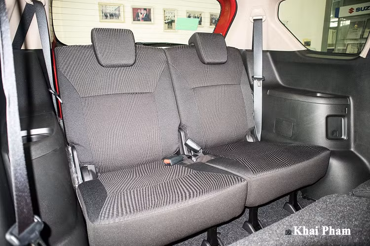 Suzuki Ertiga Sport 2020 duy trì thiết kế vô-lăng dạng D-Cut, cùng với XL7 đây cũng là những mẫu MPV duy nhất trong phân khúc có tay lái phong cách thể thao này. Phía sau, hệ thống đồng hồ dạng Analog kết hợp màn hình TFT ở vị trí trung tâm đã không còn xa lạ với người tiêu dùng.