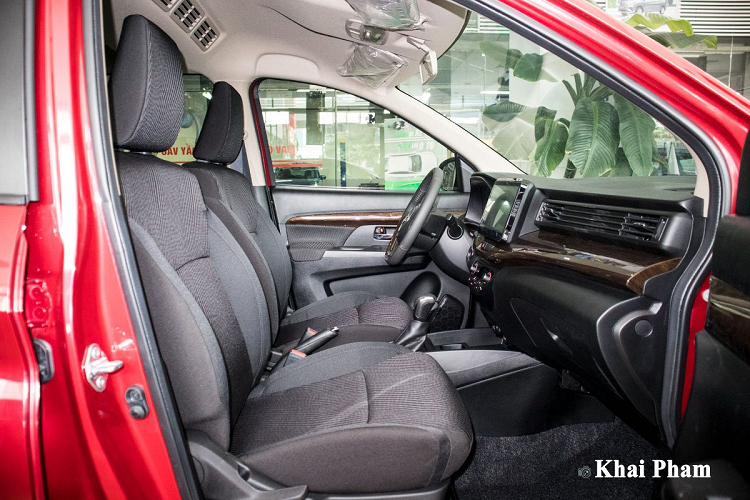 Suzuki Ertiga Sport 2020 sở hữu thông số chiều Dài x Rộng x Cao lần lượt là 4.395 x 1.735 x 1.690 (mm), chiều dài trục cơ sở 2.740 mm, khoảng sáng gầm 180 mm và có trọng lượng không tải 1.130 kg. Xe sử dụng bộ mâm mài bóng để tạo sự khác biệt cùng kích thước 15 inch tiêu chuẩn, kém hơn đối thủ Xpander đang dùng mâm 16 inch. Điểm đáng khen trên mẫu xe này là nút cảm biến mở khoá thông minh cùng phần tay nắm cửa ốp crom, gương chiếu hậu được tích hợp đèn xi-nhan LED và tính năng chỉnh/gập điện.