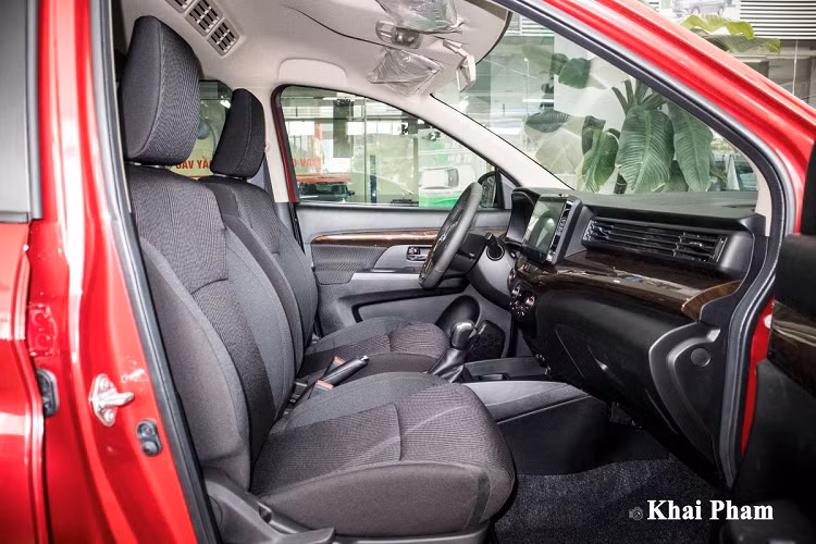 Suzuki Ertiga Sport 2020 sở hữu thông số chiều Dài x Rộng x Cao lần lượt là 4.395 x 1.735 x 1.690 (mm), chiều dài trục cơ sở 2.740 mm, khoảng sáng gầm 180 mm và có trọng lượng không tải 1.130 kg. Xe sử dụng bộ mâm mài bóng để tạo sự khác biệt cùng kích thước 15 inch tiêu chuẩn, kém hơn đối thủ Xpander đang dùng mâm 16 inch. Điểm đáng khen trên mẫu xe này là nút cảm biến mở khoá thông minh cùng phần tay nắm cửa ốp crom, gương chiếu hậu được tích hợp đèn xi-nhan LED và tính năng chỉnh/gập điện.