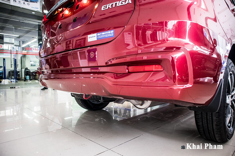 Ở phần đuôi, chiếc MPV này được bổ sung logo "Suzuki Sport" nổi bật bên trái để giúp phân biệt phiên bản. Ngoài ra, xe vẫn sử dụng cụm đèn hậu LED hình chữ "L" quen thuộc, cản sau đồng màu sơn xe và hệ thống cảm biến/camera lùi được trang bị đầy đủ. Suzuki Ertiga nói chung và bản Sport nói riêng vẫn được đánh giá cao bởi ngôn ngữ thiết kế khoang lái mới mẻ và hiện đại. Đặc biệt, phiên bản nâng cấp ra mắt cách đấy không lâu, mẫu xe đa dụng này còn được thay đổi màn hình giải trí đến 10 inch hiện đại hơn.
