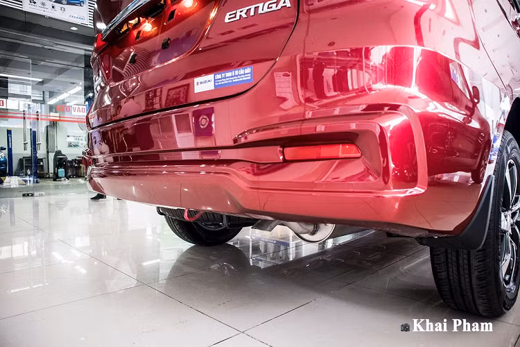 Ở phần đuôi, chiếc MPV này được bổ sung logo "Suzuki Sport" nổi bật bên trái để giúp phân biệt phiên bản. Ngoài ra, xe vẫn sử dụng cụm đèn hậu LED hình chữ "L" quen thuộc, cản sau đồng màu sơn xe và hệ thống cảm biến/camera lùi được trang bị đầy đủ. Suzuki Ertiga nói chung và bản Sport nói riêng vẫn được đánh giá cao bởi ngôn ngữ thiết kế khoang lái mới mẻ và hiện đại. Đặc biệt, phiên bản nâng cấp ra mắt cách đấy không lâu, mẫu xe đa dụng này còn được thay đổi màn hình giải trí đến 10 inch hiện đại hơn.