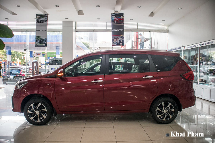 Suzuki Ertiga Sport thể hiện tính thực dụng ở 3 hàng ghế với không gian rộng rãi, chất liệu ghế dĩ nhiên bọc nỉ sẽ là trang bị tiêu chuẩn với giá bán dưới 600 triệu đồng. Ở bản nâng cấp mới ra mắt, chiếc MPV này còn được bổ sung bệ tỳ tay hàng ghế thứ 2, một trong những trang bị cần thiết khi xe không chở đủ tải.