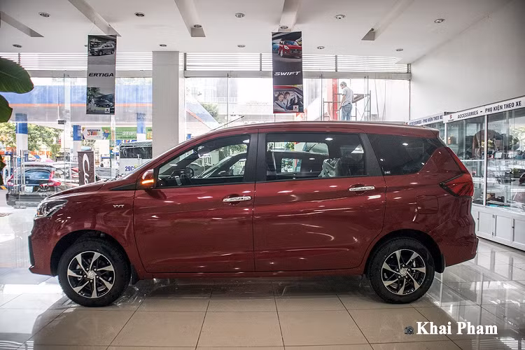 Suzuki Ertiga Sport thể hiện tính thực dụng ở 3 hàng ghế với không gian rộng rãi, chất liệu ghế dĩ nhiên bọc nỉ sẽ là trang bị tiêu chuẩn với giá bán dưới 600 triệu đồng. Ở bản nâng cấp mới ra mắt, chiếc MPV này còn được bổ sung bệ tỳ tay hàng ghế thứ 2, một trong những trang bị cần thiết khi xe không chở đủ tải.