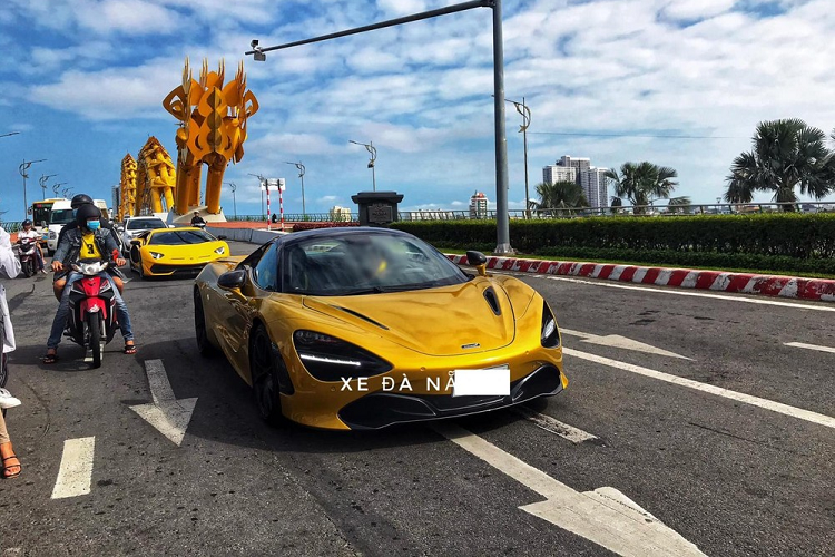 Sức nóng của Lamborghini Aventador SVJ được đẩy lên cao, khi "siêu bò" này lăn bánh cùng với siêu xe McLaren 720S Spider qua các con đường đẹp nhất Đà Nẵng, trong đó, bức ảnh cặp đôi McLaren 720S Spider và Lamborghini Aventador SVJ chạy qua cầu Rồng, biểu tượng của thành phố đáng sống nhất Việt Nam đã gây "bão likes" trên mạng.