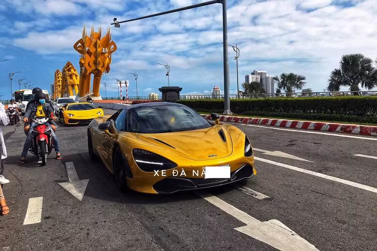 Sức nóng của Lamborghini Aventador SVJ được đẩy lên cao, khi "siêu bò" này lăn bánh cùng với siêu xe McLaren 720S Spider qua các con đường đẹp nhất Đà Nẵng, trong đó, bức ảnh cặp đôi McLaren 720S Spider và Lamborghini Aventador SVJ chạy qua cầu Rồng, biểu tượng của thành phố đáng sống nhất Việt Nam đã gây "bão likes" trên mạng.