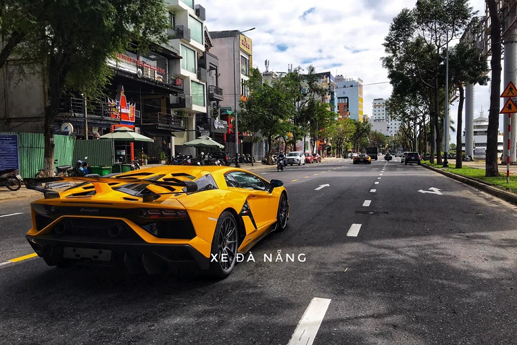 Hiện chiếc siêu xe phiên bản giới hạn Lamborghini Aventador SVJ vẫn sẽ ở lại Đà Nẵng để làm thêm các thủ tục khác trước khi được cho sẽ vận chuyển vào Sài thành để bàn giao cho một chủ nhân sinh sống ở đây do đã đặt mua xe từ trước đó.