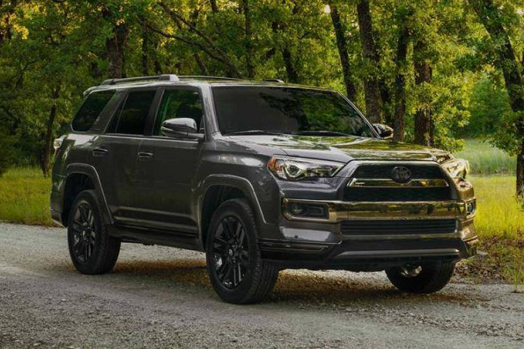 Toyota 4Runner 2020 là mẫu SUV địa hình đã trải qua nhiều thế hệ, được khẳng định về sự vượt trội cả ở địa hình xấu lẫn đường trường với gầm xe cao 9,6 inch đi kèm không gian chở người và đồ rộng rãi