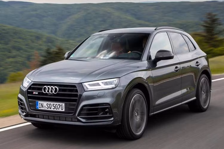 Audi SQ5 là mẫu xe hiệu suất cao, được sản xuất dựa trên Q5 nhưng công suất lớn hơn 101 mã lực, đạt tới mức 369 mã lực đi kèm hệ dẫn động 4 bánh toàn thời gian