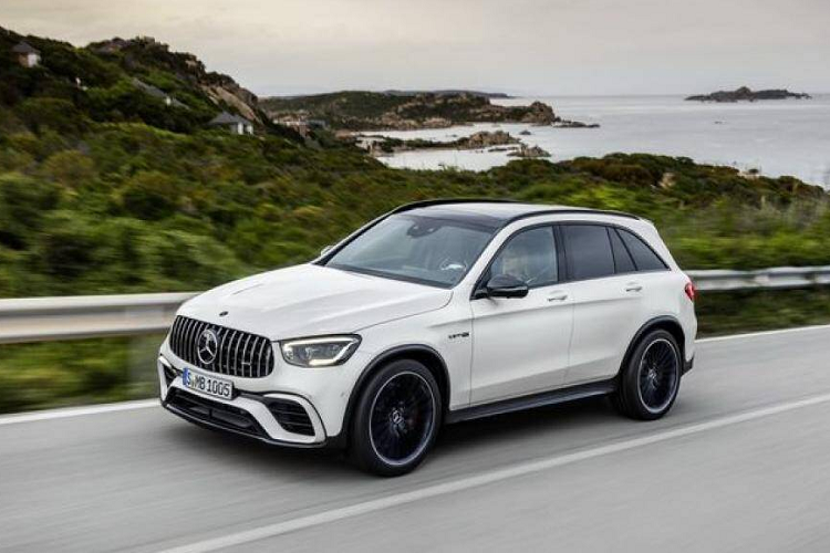 Mercedes-AMG-GLC63 2020 sử dụng động cơ tăng áp kép V8 sở hữu sự thoải mái, sang trọng của một chiếc xe Mercedes-Benz gầm cao nhưng thêm vào sức mạnh lên tới 469 mã lực. Đi kèm với đó là bộ lốp hiệu suất cao cùng nhiều chi tiết làm từ các-bon.