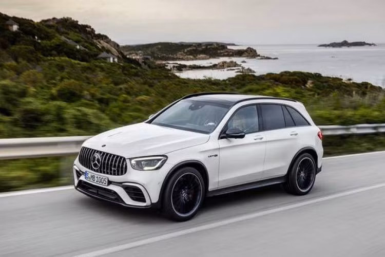 Mercedes-AMG-GLC63 2020 sử dụng động cơ tăng áp kép V8 sở hữu sự thoải mái, sang trọng của một chiếc xe Mercedes-Benz gầm cao nhưng thêm vào sức mạnh lên tới 469 mã lực. Đi kèm với đó là bộ lốp hiệu suất cao cùng nhiều chi tiết làm từ các-bon.