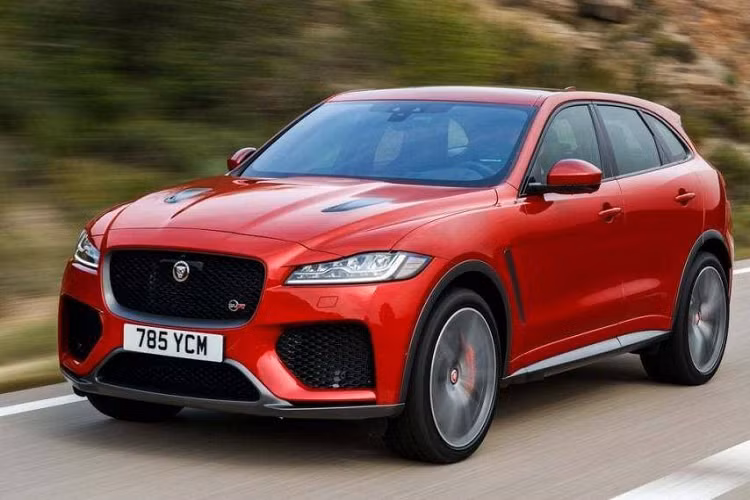 Jaguar F-Pace 2020 từ phiên bản sử dụng động cơ cho công suất tối đa 247 mã lực đến bản SVR công suất 550 mã lực đều mang lại sự thú vị cho người ngồi sau vô-lăng