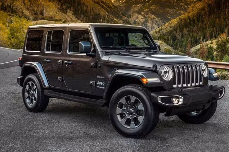 Jeep Wrangler 2020 là mẫu SUV thú vị nhất danh sách ôtô gầm cao năm 2020, cung cấp cả tùy chọn 2 cửa lẫn 4 cửa. Bên cạnh khả năng địa hình vượt trội cùng vẻ ngoài nam tính, Jeep Wrangler 2020 cũng là mẫu xe có giá bán cao nhất danh sách