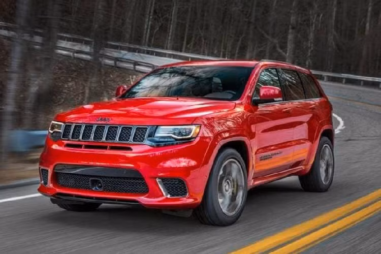 Jeep Grand Cherokee Trackhawk 2020 là mẫu SUV đậm chất Mỹ. Đồng thời đây cũng là chiếc xe có công suất mạnh nhất danh sách này với 707 mã lực, cho khả năng tăng tốc từ 0 - 100 km/h chỉ trong 3,5 giây