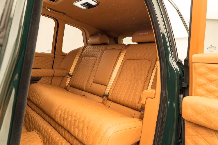 Sang tới phía bên, danh sách trang bị của Mansory tiếp tục bao gồm các vòm bánh phình to ở cả phía trước và sau, cũng như các vây bên với thiết kế góc cạnh và bộ mâm đa chấu 24-inch kiểu mới.