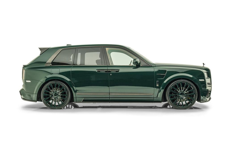Nhìn tổng quan, bản độ Rolls-Royce Cullinan Billionaire từ Mansory tạo hiệu ứng thị giác mạnh mẽ với màu sơn Xanh lá British Racing trên toàn bộ ngoại thất, bao gồm cả phần mâm xe.