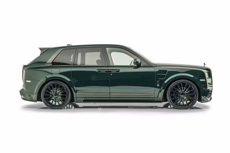 Nhìn tổng quan, bản độ Rolls-Royce Cullinan Billionaire từ Mansory tạo hiệu ứng thị giác mạnh mẽ với màu sơn Xanh lá British Racing trên toàn bộ ngoại thất, bao gồm cả phần mâm xe.
