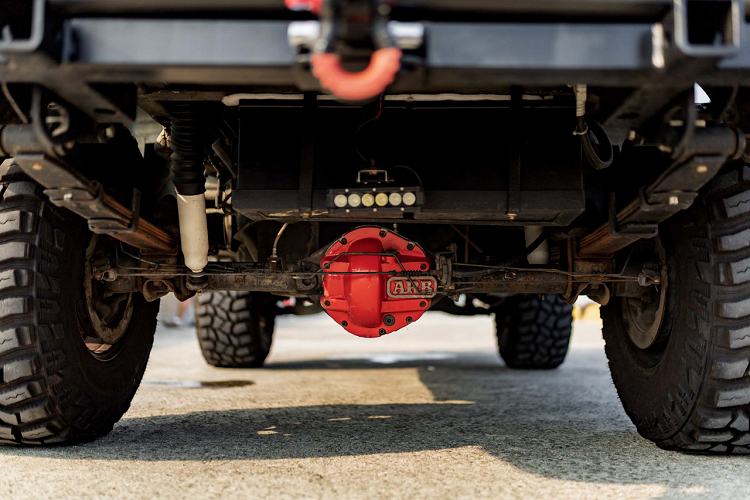 Xe còn được trang bị bộ nâng FOOTWORK &amp; CHASSIS Pro Comp 3 “, máy nén ARB, bộ khóa khí và lốp xe địa hình đi bùn 33×12.50R15 Cooper Discoverer STT Pro.