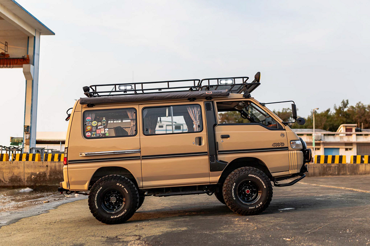 Lai đã “độ” một số chi tiết trên xe để biến Delica thành một chiếc xe Off-road như lắp đặt bộ nâng 3 inch từ Pro Comp, trục chắc chắn hơn và lốp xe địa hình vượt bùn từ thương hiệu Cooper. Thêm vào đó, anh còn nâng cấp cho xe bộ ống xả titan, cản va phía trước, giá để đồ trên nóc, thang leo phía sau cùng rất nhiều đèn chiếu sáng với các nút bấm tích hợp ở bàng điều khiển trung tâm.