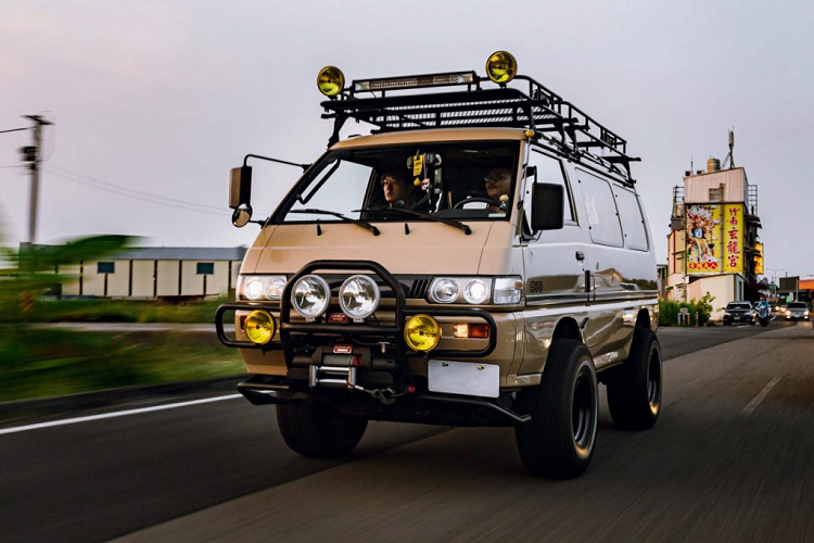 Chiêcs Mitsubishi Delica đời cũ này là một dòng xe minivan lâu đời được sản xuất và phân phối ở nhiều thị trường khác nhau trên khắp thế giới cho tới cả thời điểm hiện tại. Dòng Delica được Mitsubishi ra mắt lần đầu vào năm 1968 dưới dạng xe tải thương mại. Sau khoảng 10 năm kể từ khi ra mắt, phiên bản Delica chở khách mới được ra mắt thị trường.