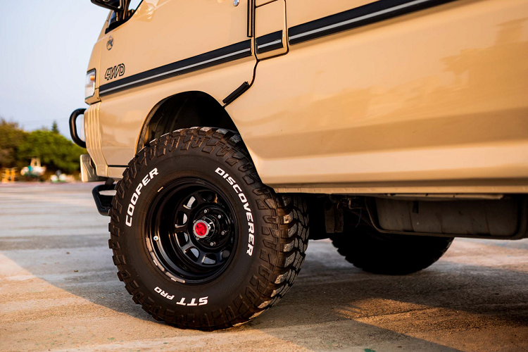 Ở trong khoang nội thất, Lai đã quyết định loại bỏ hàng ghế sau được trang bị nguyên bản trên xe để lắp đặt một băng ghế dài có thể ngả được với các ngăn chứa đồ bên dưới. Trên trần xe còn được lắp đặt một giá để đồ cực kỳ tiện lợi có thể dùng để chứa gối ngủ, chăn cũng như hành lý.