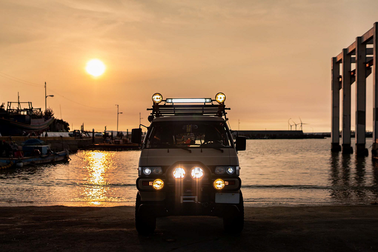 Quanh khoang sau của chiếc Delica chính là những chi tiết khác như rèm cửa, chăn,…Những chi tiết này đã biến Mitsubishi thành một “ngôi nhà di động”. Chiếc xe đồng thời còn được Lai trang bị một máy bơm tích hợp giúp anh có thể bơm các lốp xe một cách dễ dàng.