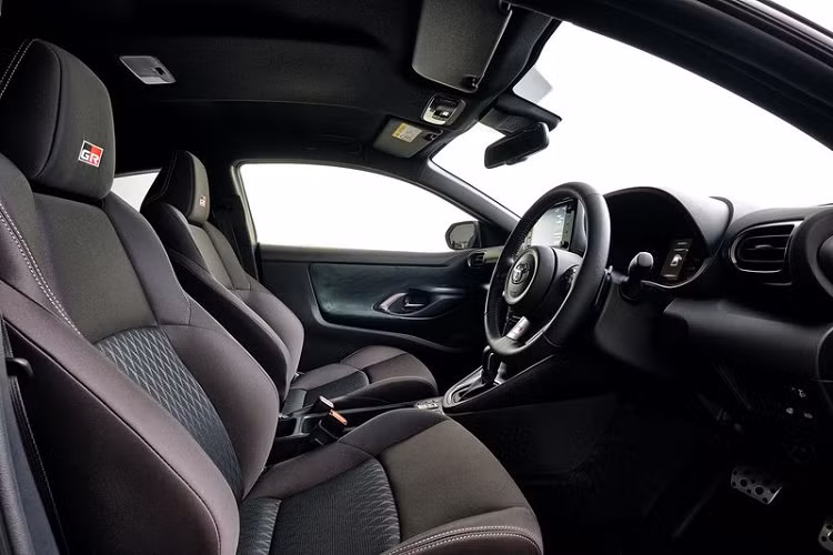 GR Yaris RC là biến thể tập trung vào khả năng vận hành hiệu suất cao với khối động cơ tăng áp 1.6L 3 xi-lanh sản sinh công suất tối đa 268 mã lực. Đi kèm là hệ dẫn động 4 bánh bán thời gian và hộp số sàn 6 cấp, tương tự như phiên bản RZ. Bên cạnh đó, phiên bản RC còn được lược bỏ bớt những trang thiết bị không cần thiết cho quá trình vận hành như hệ thống thông tin giải trí Display Audio, mục đích là để tối ưu trọng lượng và cải thiện khả năng xử lý linh hoạt. Do đó, GR Yaris RC sẽ nhẹ hơn khoảng 30 kg so với phiên bản RZ.