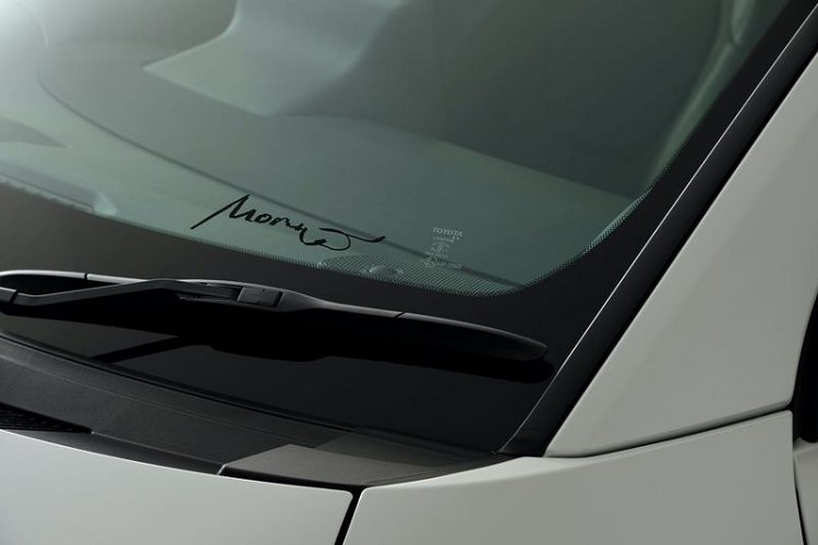 Ngoại trừ động cơ, hệ truyền động và bộ vi sai; các phiên bản GR Yaris đều sở hữu hệ thống treo, phanh và bộ body kit giống nhau. Trong khi đó, GR Yaris RS có một ưu điểm vượt trội hơn so với các phiên bản sở hữu khối động cơ 268 mã lực, đó chính là trọng lượng được duy trì ở con số 1130 kg, nhẹ hơn 150 kg.